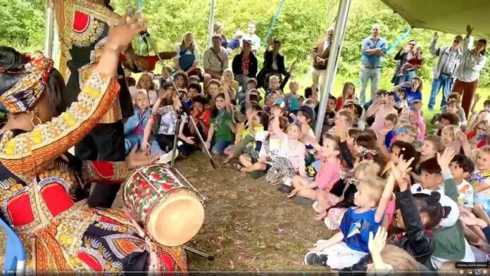 VIDEO: Nederlandse kinderen zingen 'Bigi Kaiman' tijdens kinderconcert